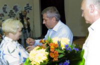 Анатолий Крупский вручил жительнице Чапли орден «Матери-героини»