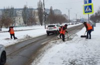 Непогода в Днепропетровске: коммунальщики безопасности движения на особо сложных участках дорог