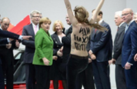 FEMEN совершили топлес-атаку на Путина и Ангелу Меркель
