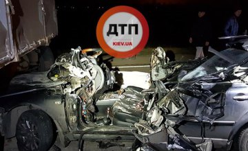 В страшном ДТП под Киевом погибла супружеская пара: легковой автомобиль въехал под грузовик (ФОТО)