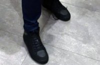 В Киеве мужчина хотел выйти магазина в украденных ботинках (ФОТО)