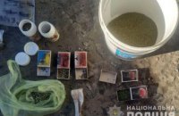 В Кривом Роге полицейские во время обыска обнаружили наркотики и оружие