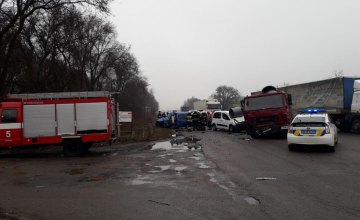 В Днепре произошло тройное ДТП с грузовиком: одного из водителей спасатели вырезали из авто (ФОТО)