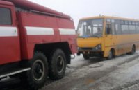 В Житомирской области на дороге застрял автобус со школьниками