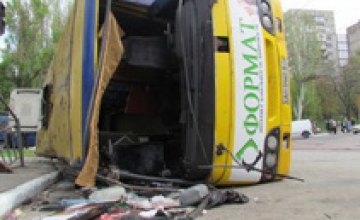 В Мариуполе перевернулся пассажирский автобус: пострадали 25 человек (ФОТО)