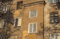 Днепровские коммунальщики приводят в порядок поврежденные утренними обстрелами дома