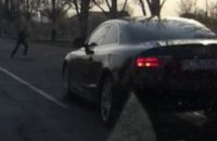 На Донецком шоссе водитель Audi почти сбил трех пешеходов на переходе (ВИДЕО, 18+)