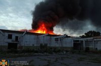 У Кам'янському рятівники більше години гасили пожежу у 2-поверховій будівлі