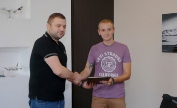 В Днепровском городском совете наградили патрульного, который спас мужчину от взрыва гранаты