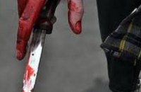 В Никополе хулиган складным ножом порезал двух девушек