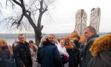 В Приднепровске сшили гигантские сапоги (ФОТО)