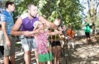 Сотни жителей Днепропетровска приехали на семейный праздник в лагерь «Укропчик» 
