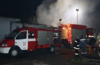 В Киеве во дворе 16-этажного жилого дома сгорела иномарка 