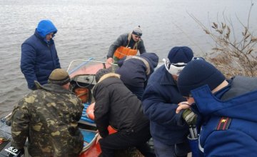 На Днепре спасатели оказали помощь рыбакам, которые чуть не утонули на льдине