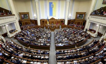 В Украине приняли закон о повышении выплат медикам и обязательном тестировании на COVID-19