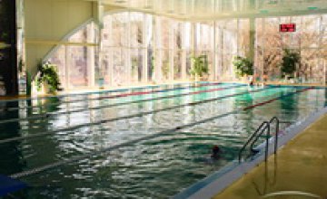 В бассейне при Павлоградском химическом заводе научили плавать почти 5 тыс детей
