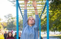 Приседания, отжимания, фитнес-упражнения: в центральном парке Новомосковска провели зарядку для школьников