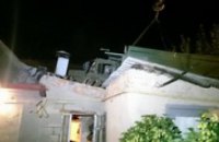 В Харькове грузовик упал на крышу дома