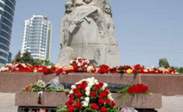 В Днепропетровске почтили память погибших в ВОВ возложением цветов и минутой молчания