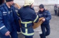На Днепропетровщине пожилую женщину спасатели доставали через окно (ФОТО)