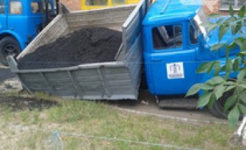 В Сумах автомобиль коммунальщиков ушел под землю