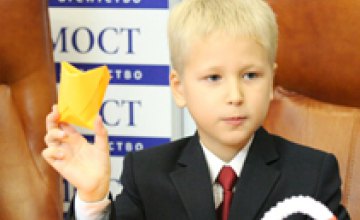 Японские журналисты готовят телепрограмму о 8-летнем преподавателе оригами из Днепропетровска