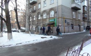 В Киеве двое мужчин и женщина с кулаками набросились на подростков