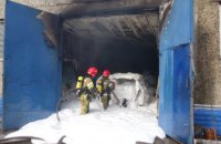 В Киеве произошел пожар на СТО: пострадало 5 автомобилей (ФОТО)
