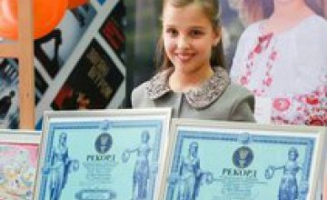 9-летняя украинка стала самой молодой писательницей в стране благодаря попугаю