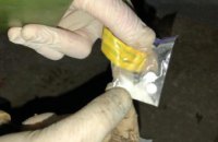 В Днепре двое мужчин делали закладки наркотиков на клумбе