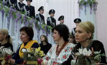 Александр Вилкул поздравил выдающихся женщин области с 8 Марта