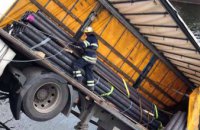 В Алексеевке из повисшей на обрушившемся мосту фуры изъяли трубы весом 12 тонн (ФОТО)