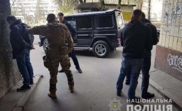  На Хмельниччине группа мужчин напала на предпринимателя и угрожая оружием отобрала у него 120 тысяч гривен