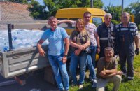 Волонтери Нікопольщини та працівники Дніпропетровськгазу допомогли дітям газовиків водою 