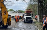 Ліквідація наслідків падіння уламків ракет: у Дніпрі на місці події працюють 5 одиниць техніки та 25 комунальників