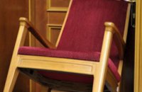 Фракция БЮТ стульями забаррикадировала президиум парламента 