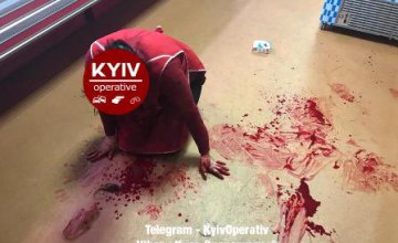 В Киеве мужчина  напал с ножом на продавщицу продуктового магазина (ВИДЕО)