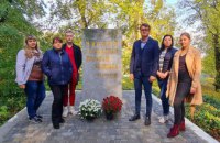 В годовщину трагедии к памятнику расстрелянным мирным жителям активисты ОПЗЖ Соборного района возложили цветы