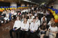 Свято на глибині 50 метрів: Філатов у метро привітав золотих медалістів шкіл Дніпра