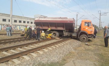 В Запорожской области грузовик застрял посреди железнодорожных путей: водитель автомобиля госпитализирован