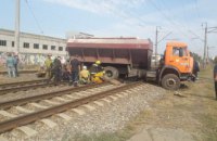 В Запорожской области грузовик застрял посреди железнодорожных путей: водитель автомобиля госпитализирован