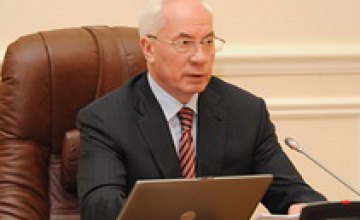 Азаров поручил создать новую модель финансирования строительства дорог
