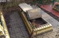 В Винницкой области мужчина после пьяной ссоры с товарищами разгромил кладбище (ФОТО)