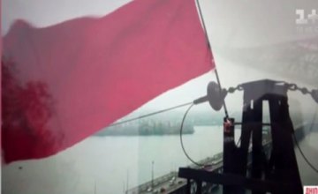 В Днепре неизвестные повесили на электроопору советский флаг с «бомбой» (ВИДЕО)