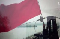 В Днепре неизвестные повесили на электроопору советский флаг с «бомбой» (ВИДЕО)