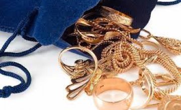 В Днепре 20-летняя девушка за кражу золотых украшений, проведет за решеткой более 4 лет