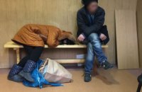 На автовокзале Днепра двое пьяных родителей с 8-месячной девочкой пытались уехать в Полтаву