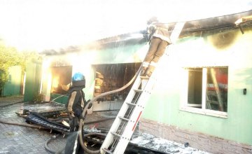 В Кривом Роге сгорел гараж с элитными иномарками и мотоциклом (ФОТО)