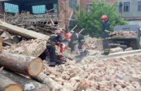 В Хмельницкой области обвалилась стена мебельной фабрики: завалило два автомобиля