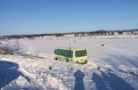 В Днепропетровской области из реки достали школьный автобус